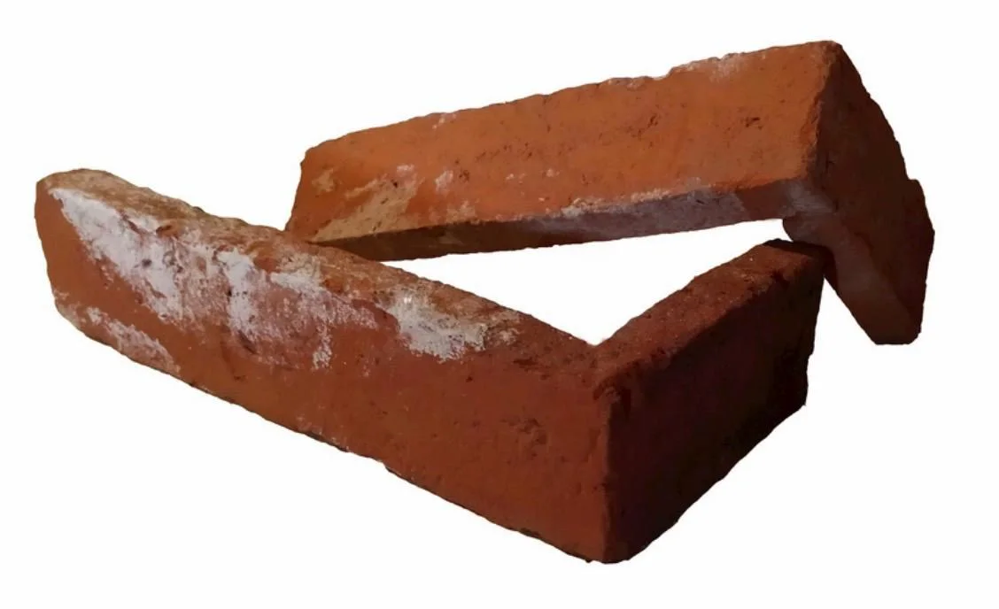 CORNERS RECLAIMED L-shaped corner bricks.